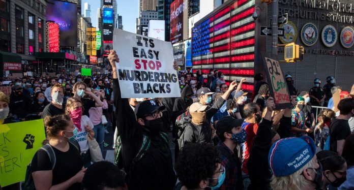 Por protestas, alcalde y gobernador anuncian toque de queda en Nueva York