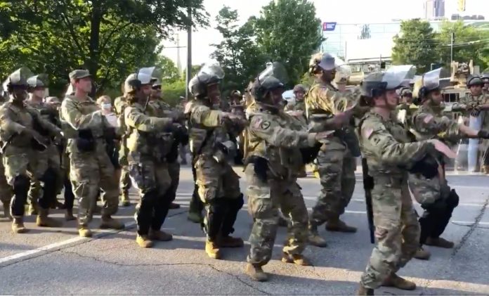 [VIDEO] Soldados de EE UU bailaron La Macarena antes del toque de queda