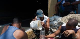 En medio del desespero por agua, así se bañaron en Pinto Salinas