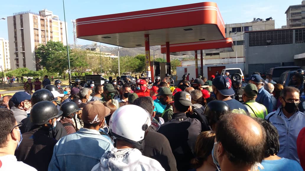 Conductores protestaron en Montalbán porque la GNB no les permitió surtir combustible