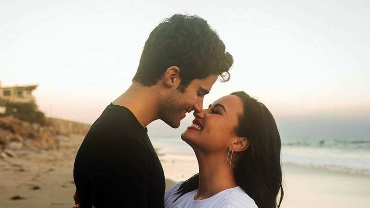 Demi Lovato y el actor Max Ehrich se comprometieron