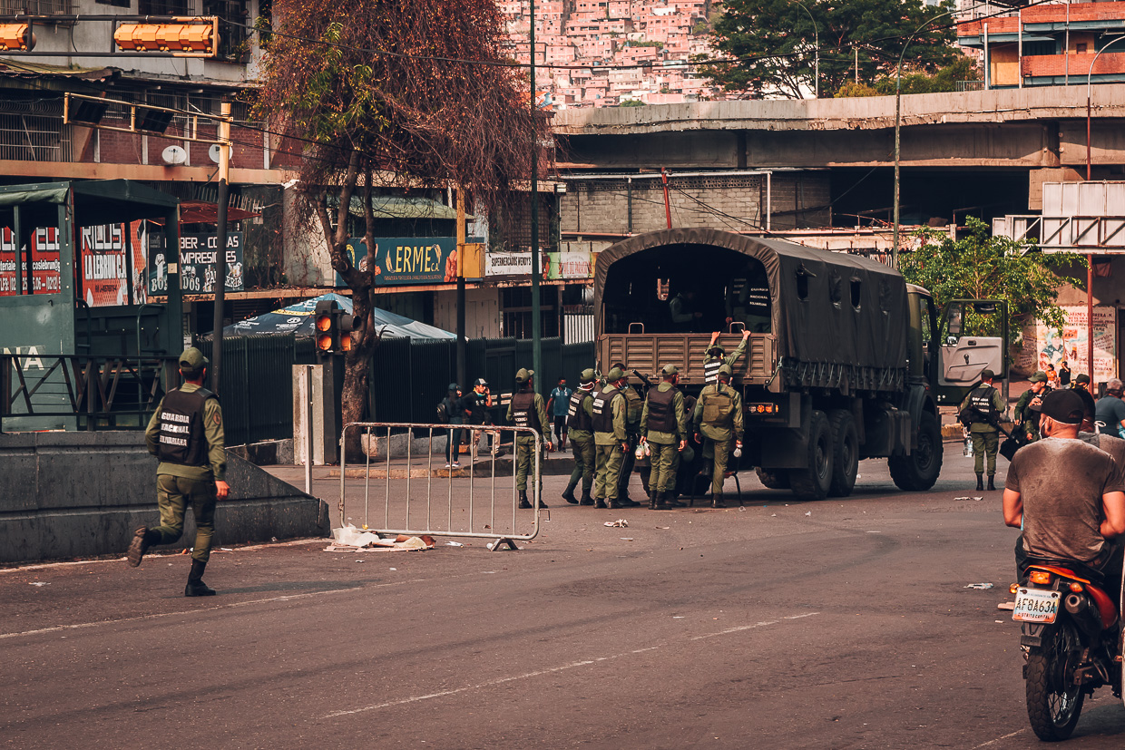 Un guardia nacional golpeó con un casco a un motorizado en Petare que intentaba ir a su casa