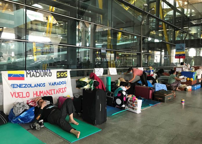 Venezolanos duermen en Barajas a espera de un vuelo de regreso a su país