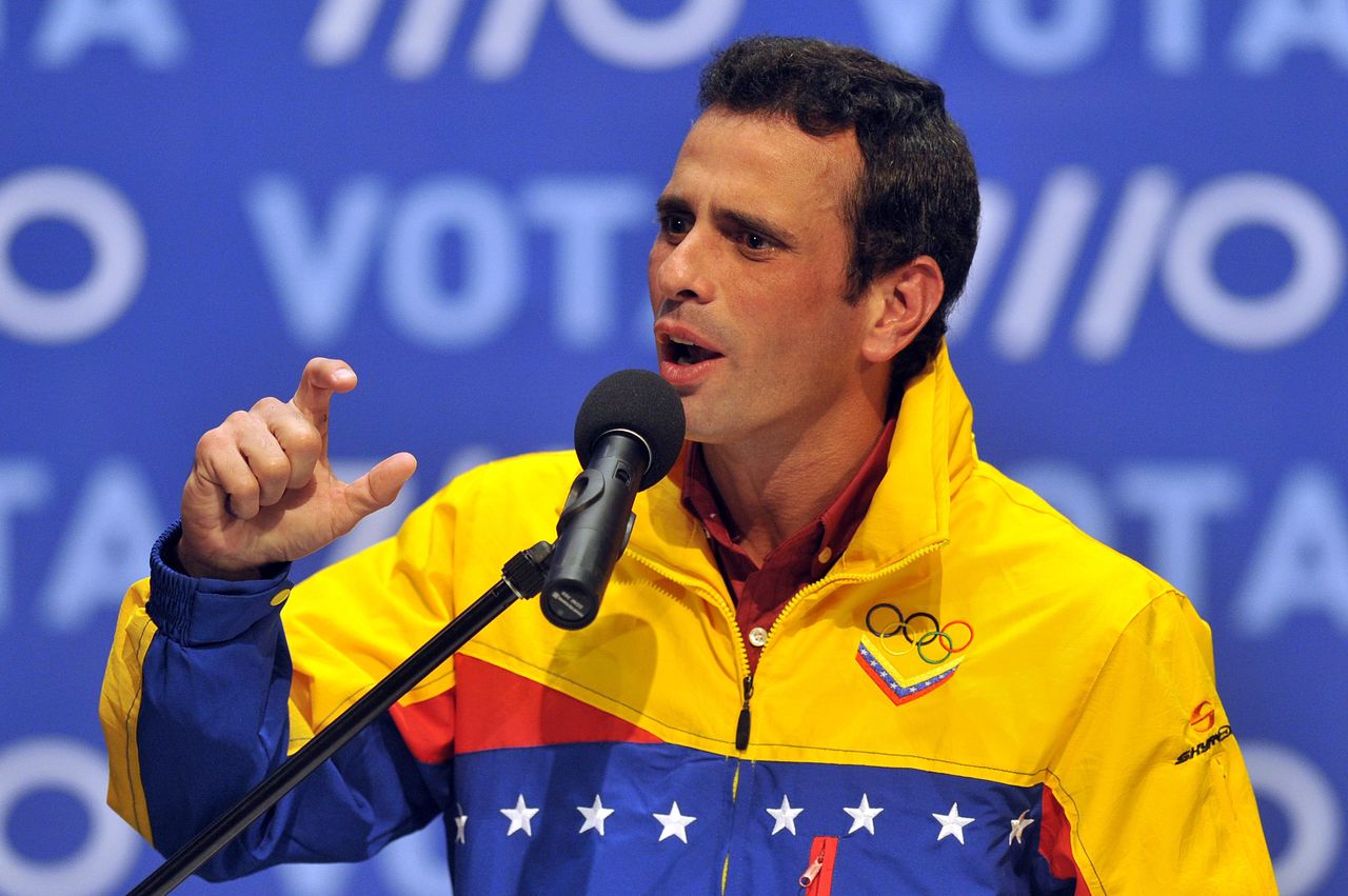 Capriles da un golpe sobre la mesa y vuelve a la primera línea