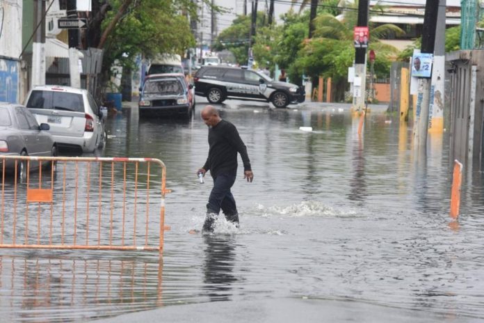 Isaías dejó a miles sin luz e inundaciones en Puerto Rico pero mitigó la sequía