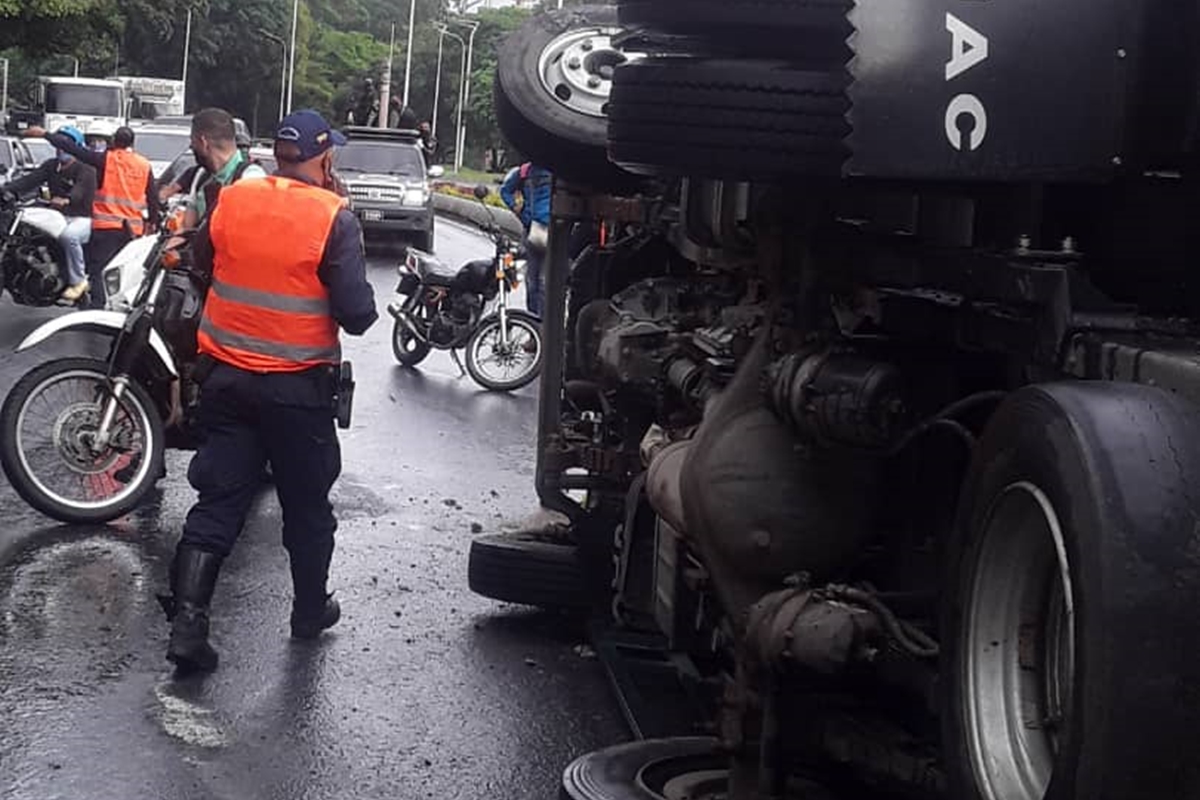 Un militar herido por vuelco de un convoy de la GNB en la Francisco Fajardo