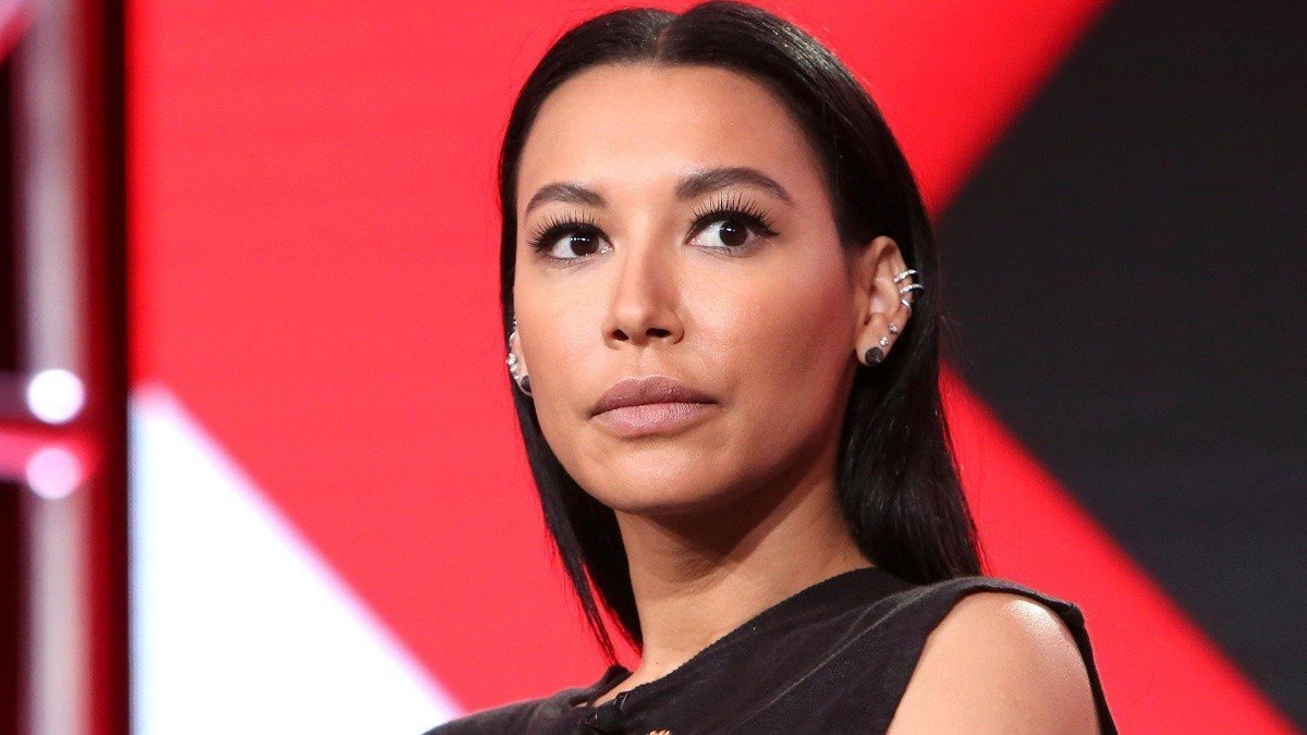 Madre de Naya Rivera se arrodilla en el lago donde su hija desapareció y clama por un reencuentro