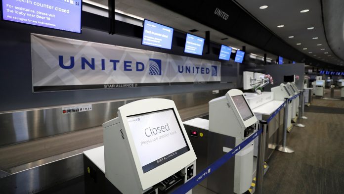 La aerolínea United suspenderá a la mitad de sus empleados por la pandemia
