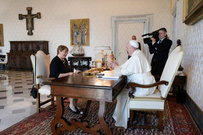 El papa Francisco y Michelle Bachelet
