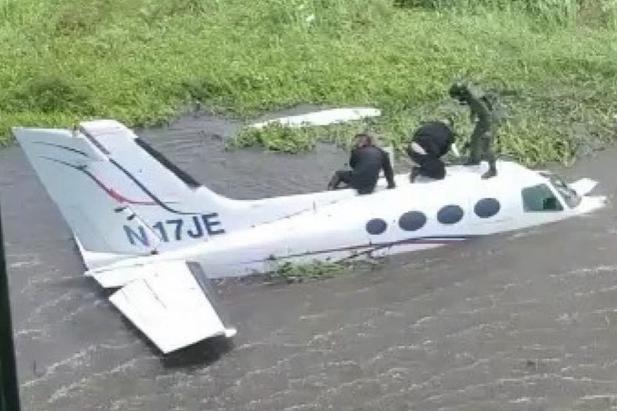 Avioneta en el Lago de Maracaibo