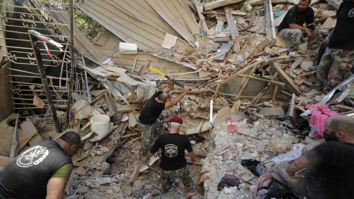 Encontraron a una niña con vida enterrada bajo los escombros en Beirut