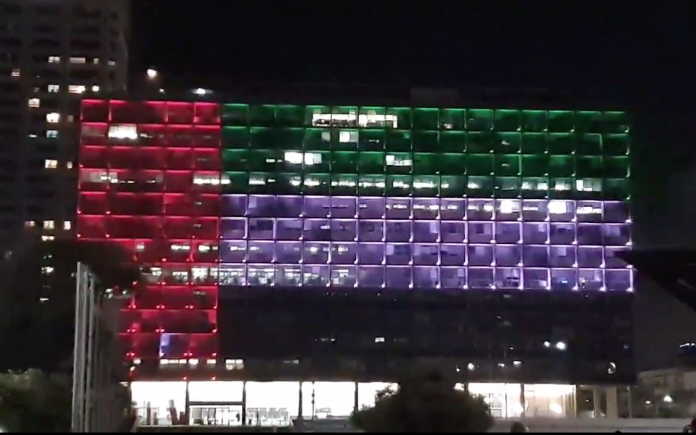 Las banderas de Israel y Emiratos Árabes Unidos se iluminaron en la municipalidad de Tel Aviv