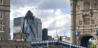 Londres: Famoso Puente de la Torre se atascó y quedó abierto