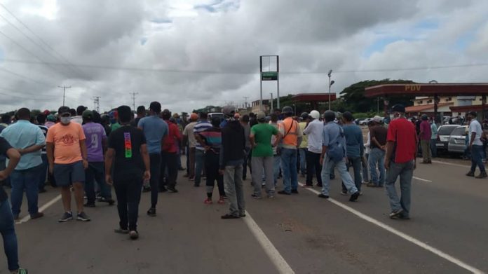 Más de mil conductores amanecen en fila a la espera de gasolina en Valle de La Pascua