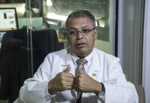 Apenas 20 dólares cobra un médico en Venezuela