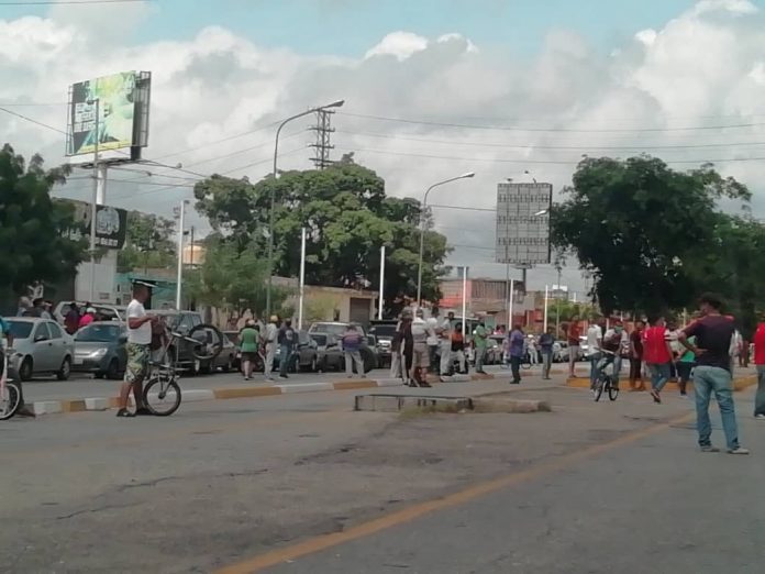 Choferes en Barquisimeto trancaron la avenida Libertador para exigir el suministro de gasolina