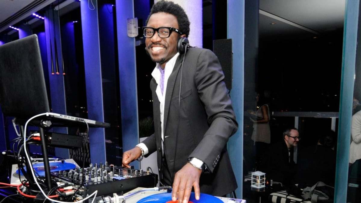 Tony Okungbowa DJ del programa de Ellen DeGeneres