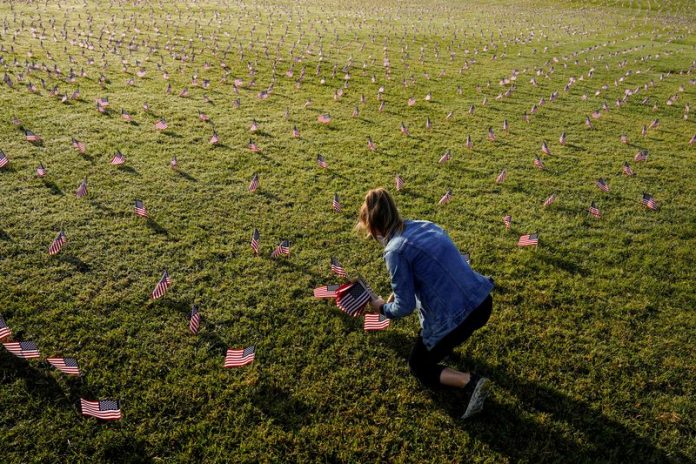200 mil banderas de EE UU en Washington DC en honor a las víctimas del covid-19