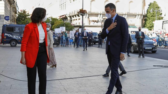 Sánchez lo recibieron entre abucheos en la reunión con Ayuso en Puerta del Sol