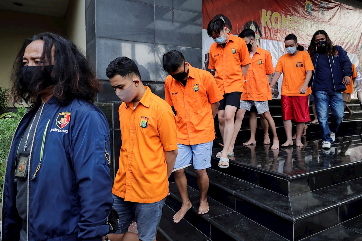 Detuvieron a nueve hombres por organizar una fiesta sexual gay en Indonesia