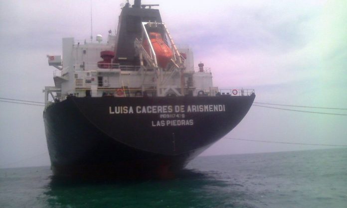 Luisa Cáceres de Arismendi, gasolina, barcos petroleros
