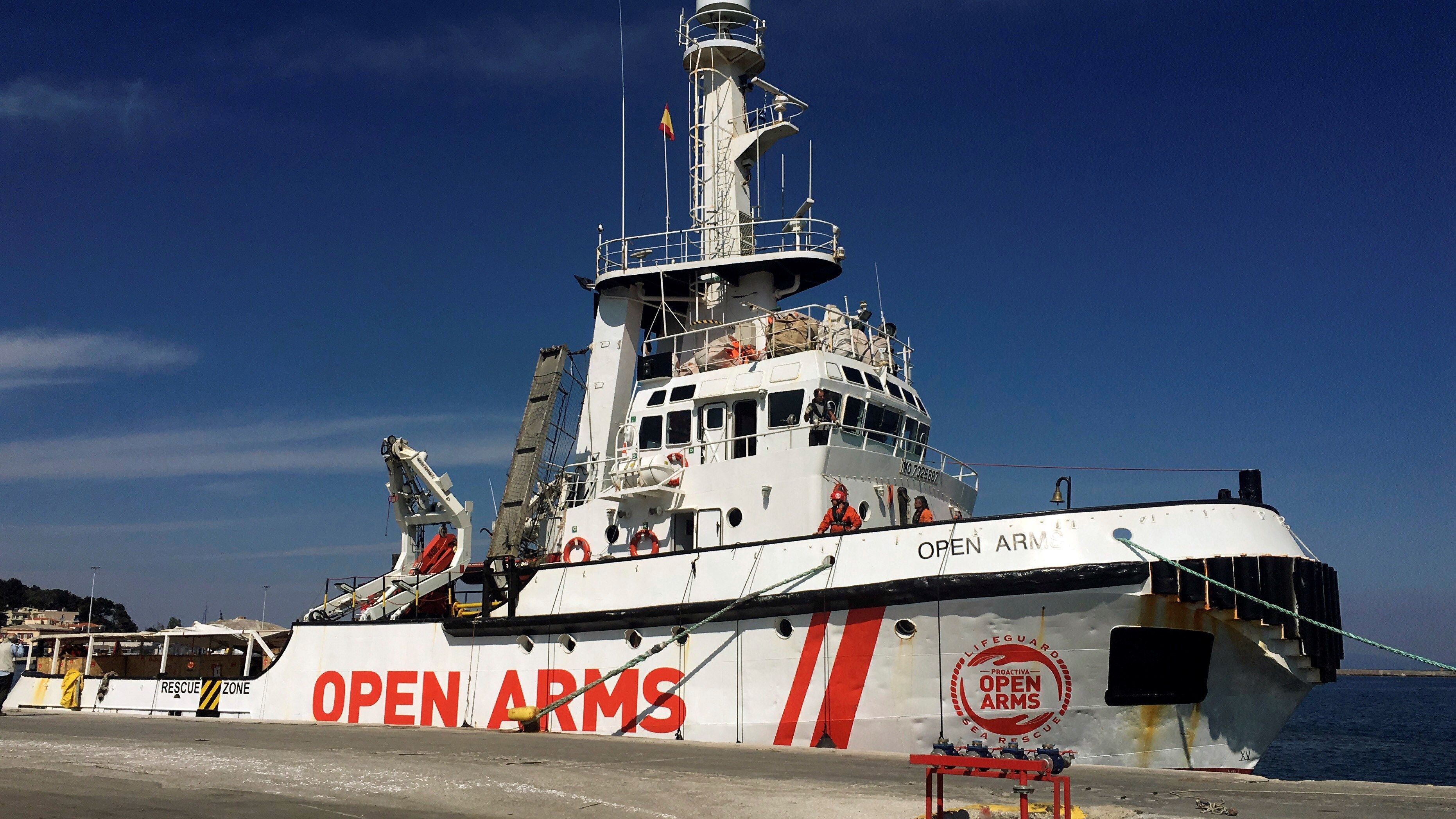 Decenas de migrantes a bordo del Open Arms se lanzaron al mar por desesperación