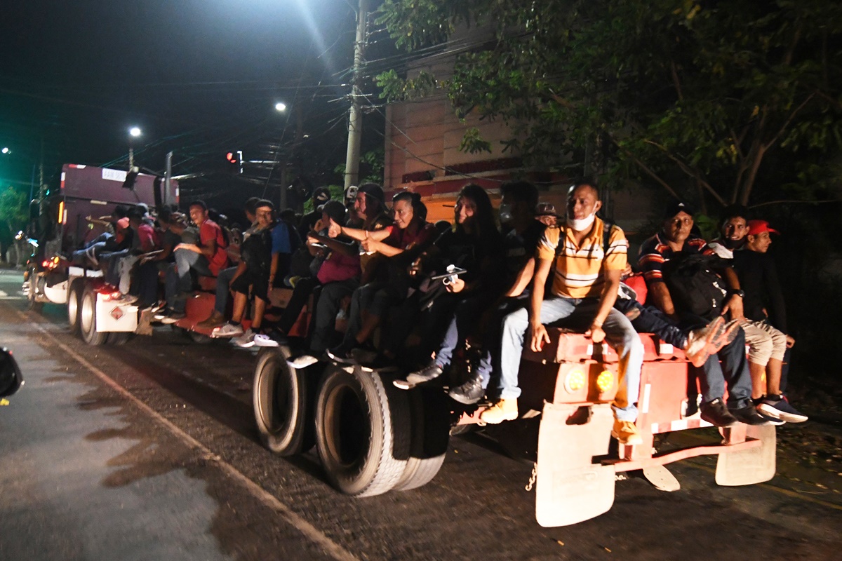 Más de 3.000 hondureños desafían la pandemia e inician caravana hacia EE UU