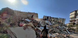 Un pequeño tsunami inundó la turca Esmirna después de un terremoto en el Egeo