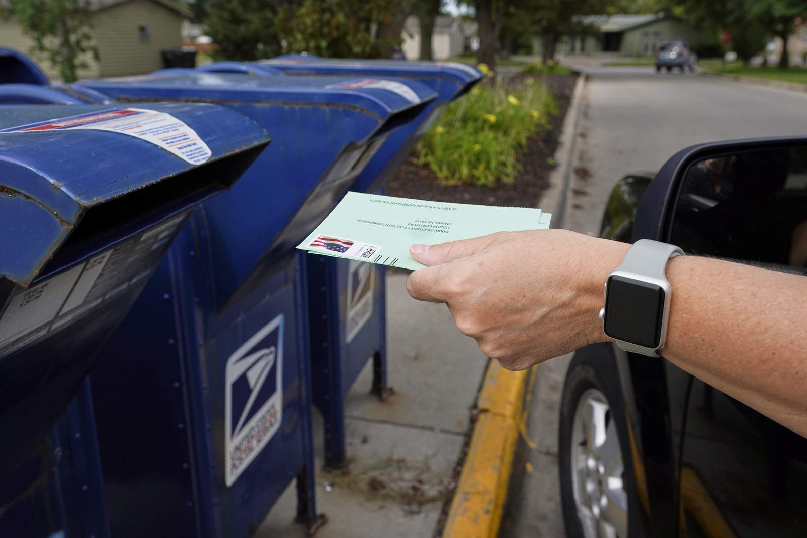 Votantes por correo en Florida denuncian papeletas con sobres ya sellados