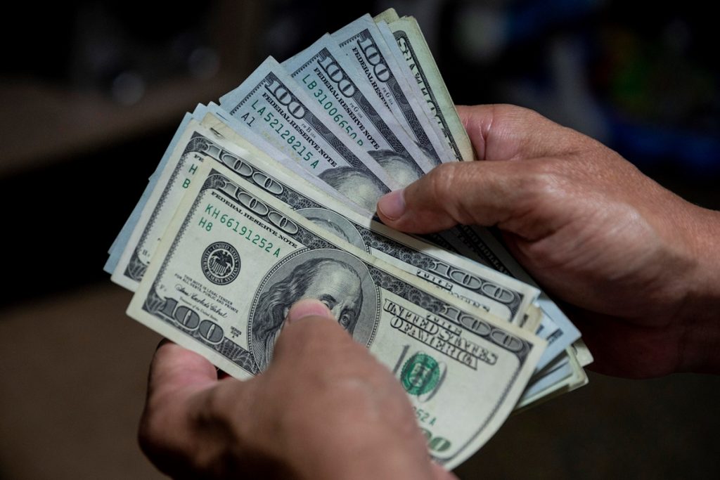 Régimen proyecta una cotización de 1.235.920 bolívares por dólar en enero