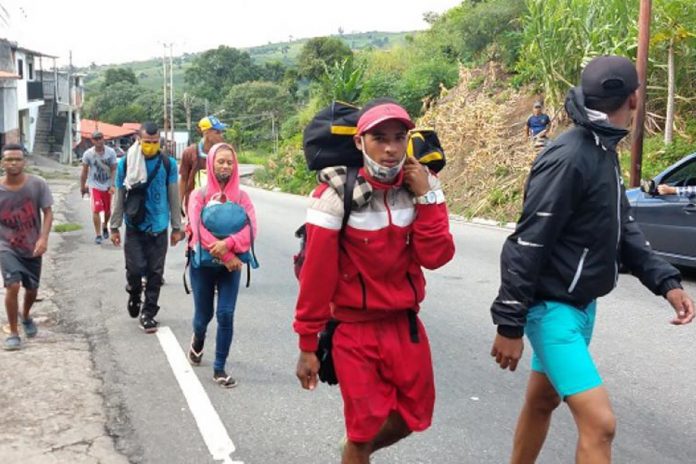 Venezolanos prefieren huir de la crisis: 