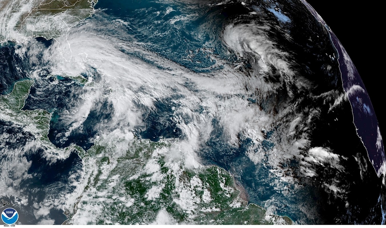 Eta descarga lluvias y viento sobre Florida antes de entrar al Golfo