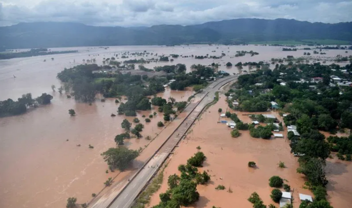 Bajó el nivel del agua en Honduras pero sigue el peligro por los daños que dejó Iota