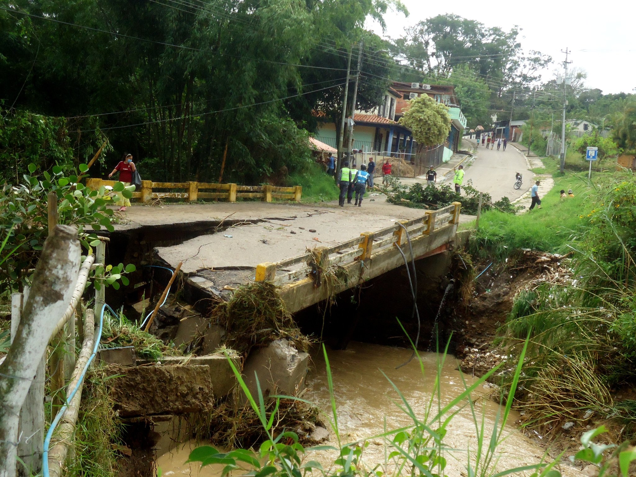 Lluvias causaron colapso del puente de Peribeca en Táchira