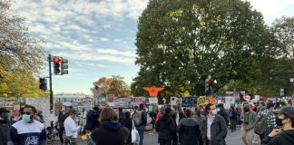 Un centenar de manifestantes contra el racismo se reúnen ante la Casa Blanca