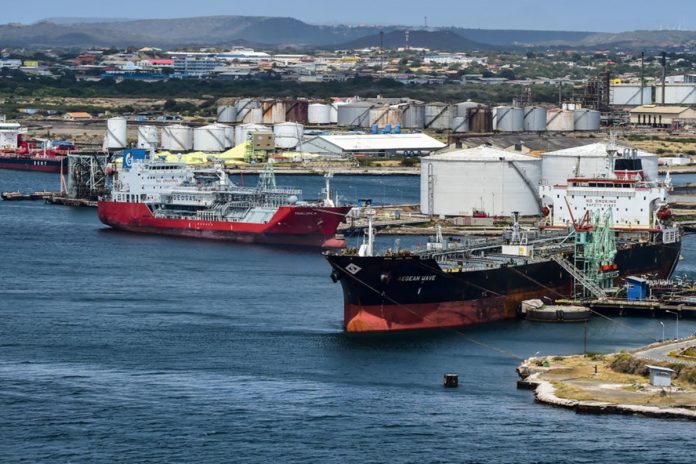 Una flota de18 tanqueros navega hacia Venezuela para cargar petróleo