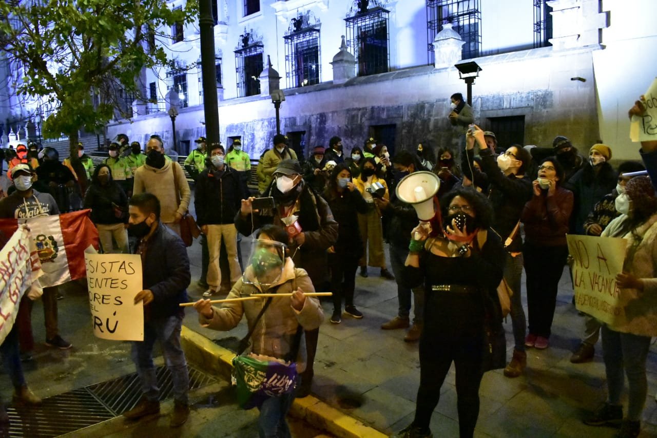 [FOTOS] Marchas y cacerolazos en Perú en apoyo al destituido Vizcarra