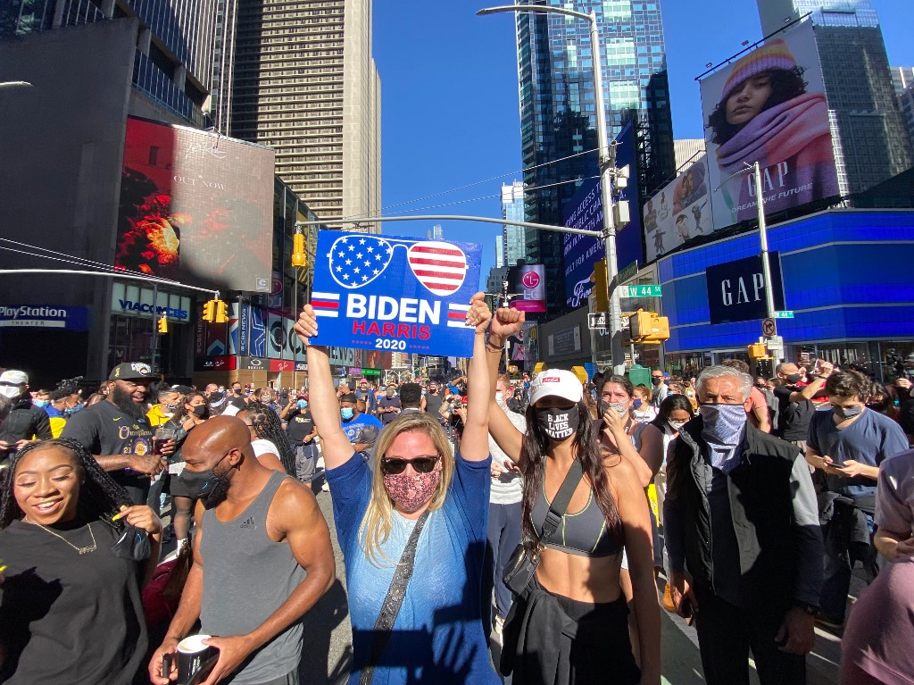 Seguidores de Biden toman las calles de EE UU para celebrar su triunfo