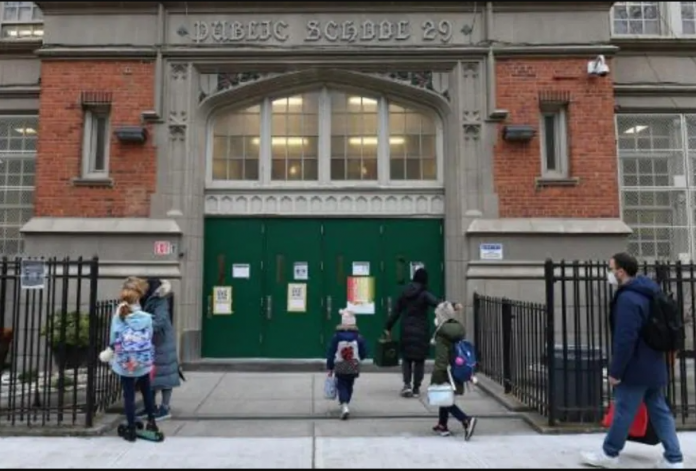 Nueva York Escuelas primarias reabren en Nueva York, pero los restaurantes podrían volver a cerrar