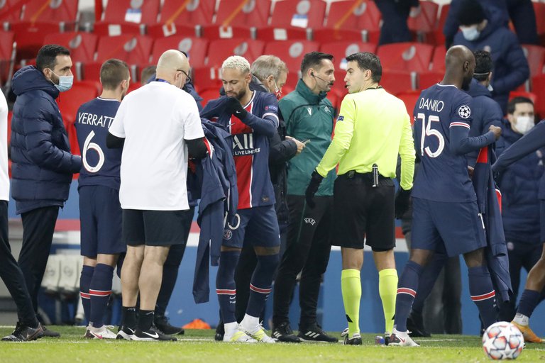 [VIDEO] Los jugadores del PSG y el Basaksehir abandonaron encuentro por insulto racista del cuarto árbitro