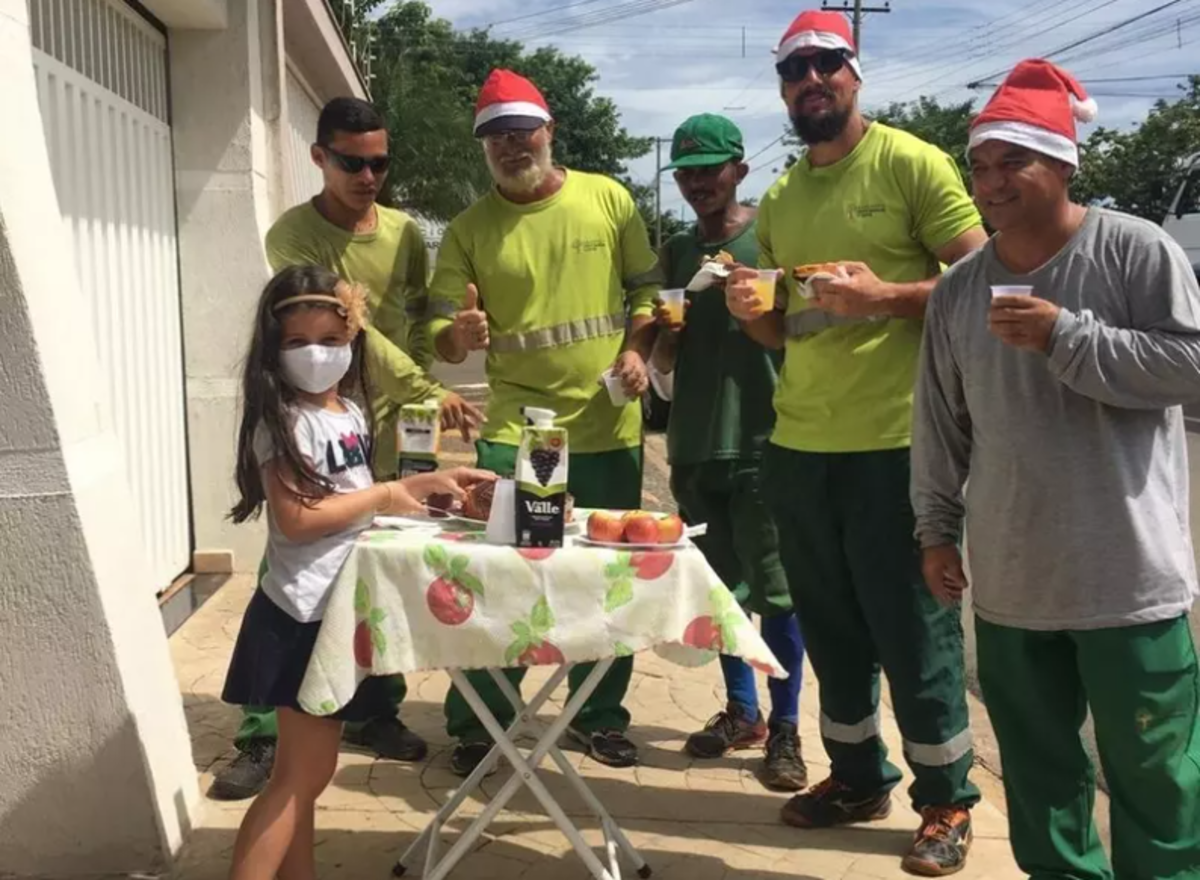 Niña de 6 años organizó refrigerio para recolectores de basura en Brasil