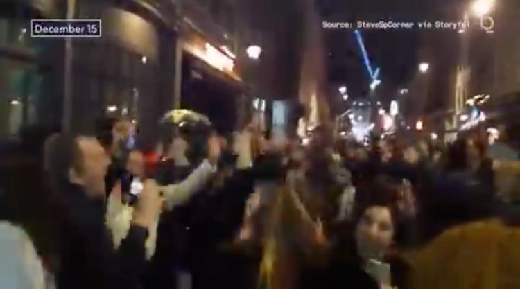 Británicos hacen fiesta en la calle la noche antes de entrar de nuevo en confinamiento total