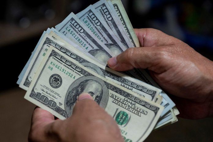 Precio del dólar paralelo en Venezuela continúa a la baja