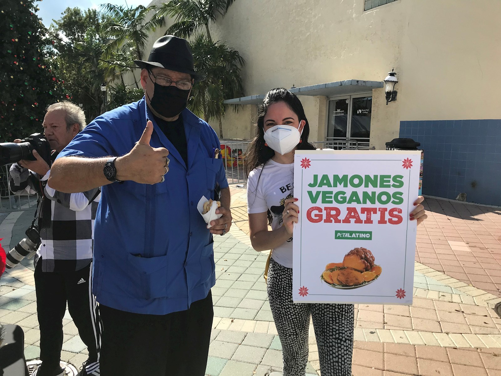 Regalan jamón vegano a latinos de Miami para que se compadezcan del lechón