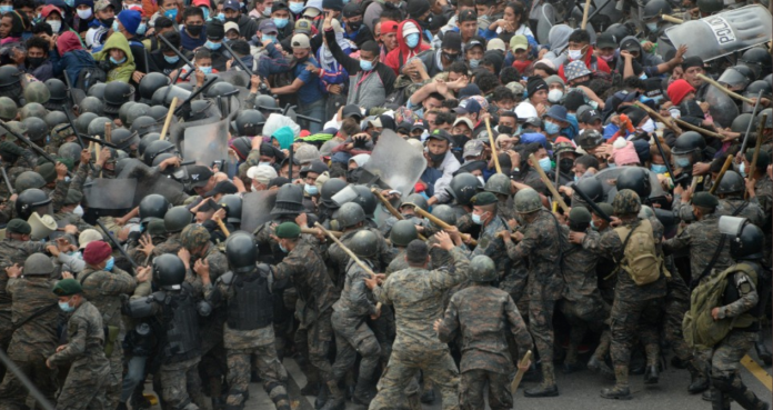 La Policía de Guatemala dispersa la caravana migrante y libera la carretera bloqueada
