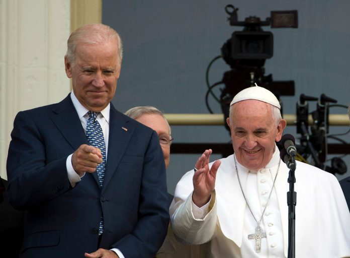 El Papa felicitó a Biden tras tomar posesión como presidente de EE UU y le pidió fomentar la reconciliación y la paz
