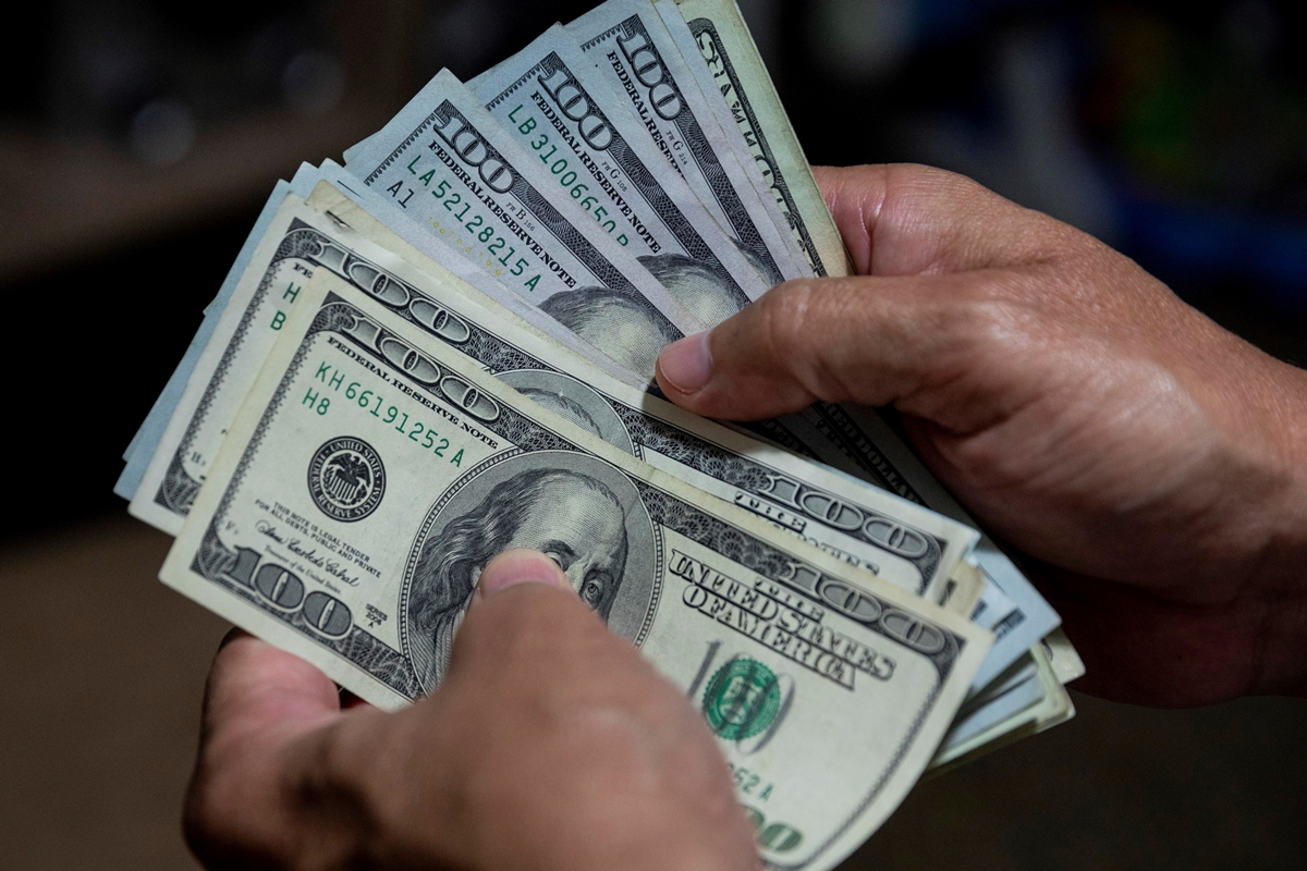 Dólar paralelo registró una ligera caída en su precio este lunes