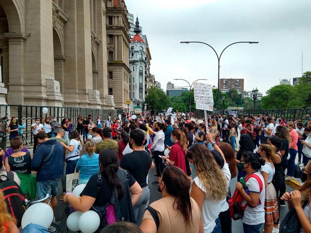 Indignación y protestas en Argentina por la violación a una joven venezolana