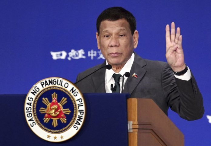 El presidente de Filipinas pidió ser vacunado en una nalga ante el reclamo de que se le administre la dosis en público