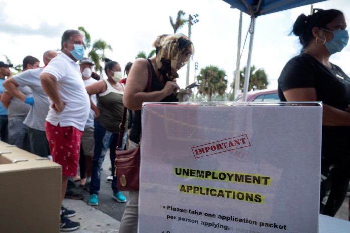 Aumentaron a 965.000 las solicitudes semanales de subsidio por desempleo en EE UU